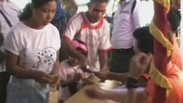 Warga Memakai Perhiasan Ikut Mengantre BLSM