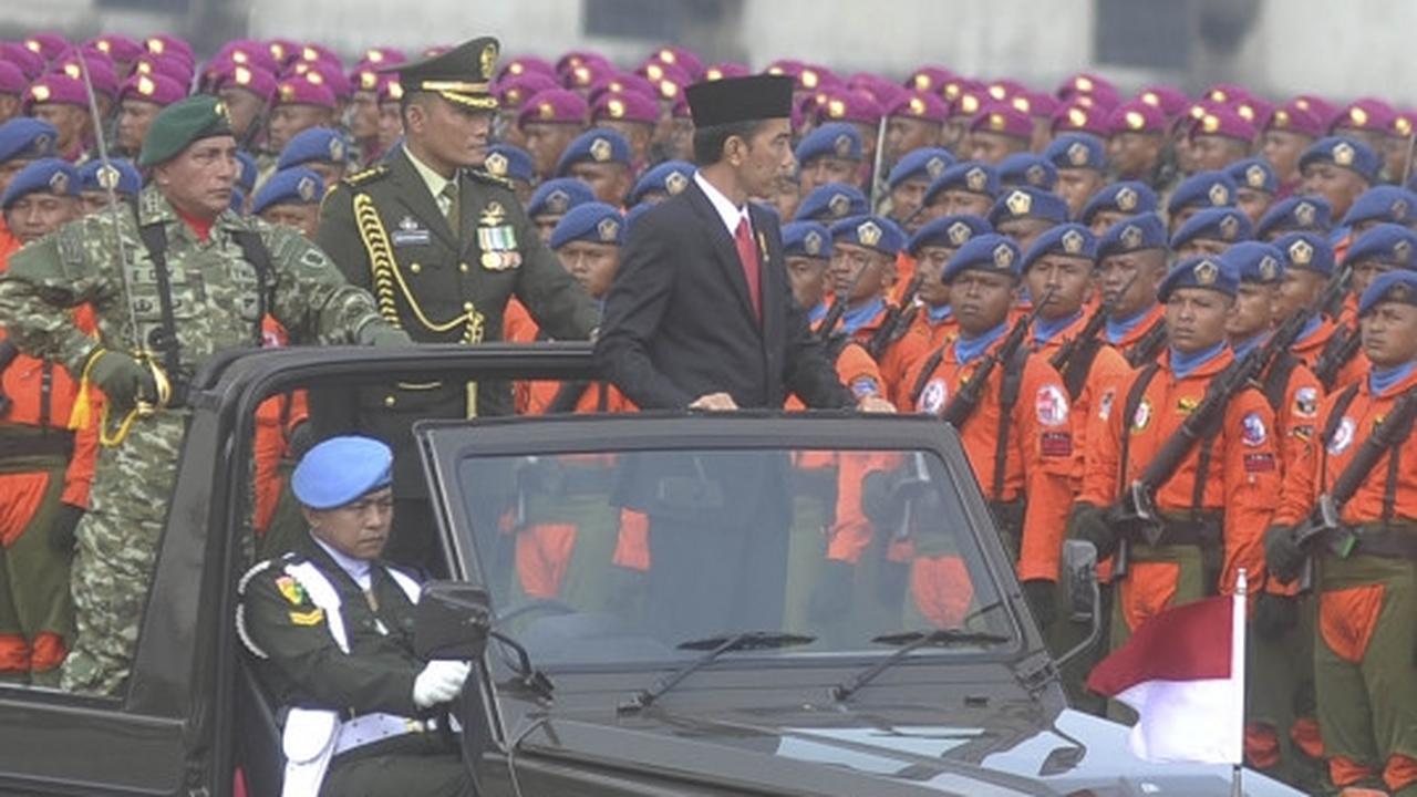 Peringatan HUT TNI, Jokowi kelilingi pasukan naik jip