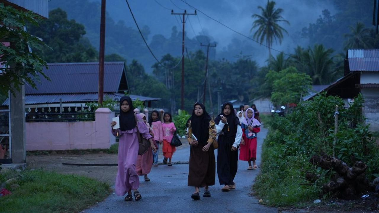 Nagari Mandeh merupakan salah satu kampung nyaris terisolir. Letaknya sangat jauh dari Kota Padang.<br>