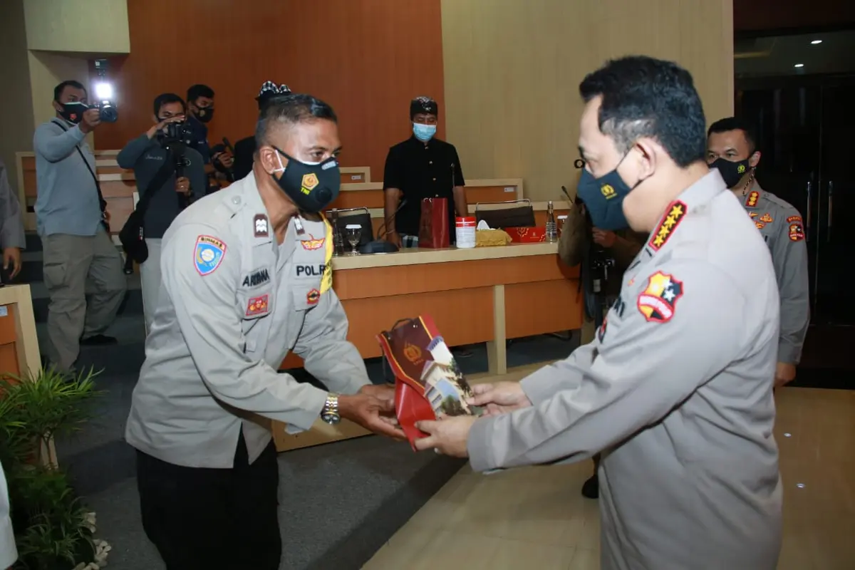 Polisi Bali Buat Perpustakaan dari Sampah
