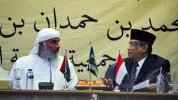 Syaikh Mohammed bin Hamdan bin Yazed al Nahyan berbincang dengan Ketua Umum PBNU Said Aqil Siradj di Gedung PBNU, Jakarta, Kamis (26/3/2015). Kunjungan tersebut untuk memahami pemikiran Islam Nusantara. (Liputan6.com/Faizal Fanani)