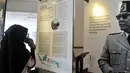Pengunjung membaca surat yang dipamerkan dalam pameran Surat Pendiri Bangsa di Museum Nasional, Jakarta, Kamis (15/11). (Merdeka.com/Iqbal Nugroho)