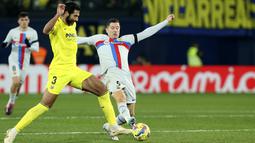 Penyerang Barcelona, Robert Lewandowski berusaha merebut bola dari bek Villarreal, Raul Albiol selama pertandingan lanjutan La Liga Spanyol di stadion Ceramica di Villarreal, Spanyol, Senin (13/2/2023). Kemenangan ini membuat Barcelona makin kokoh di puncaki klasemen. (AP Photo/Alberto Saiz)
