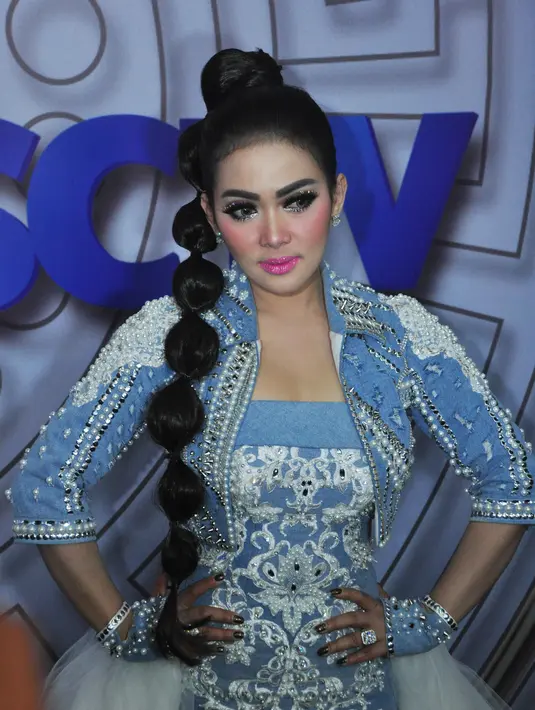 "Sebagai wanita manja masa kini, baju serba manja. Edisi summer. Seru ada glovesnya. Beratnya 10-15 kilo lah," aku Syahrini, di sela-sela acara malam puncak HUT 26 SCTV, Istora Senayan, Jakarta, Rabu (24/8/2016) malam. (Nurwahyunan/Bintang.com)