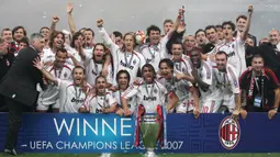 AC Milan (7 kali juara) - AC Milan pernah memenangkan gelar juara Liga Champions dua kali berturut pada tahun 1989 dan 1990. Tahun juara: 1963, 1969, 1989, 1990, 1994, 2003, 2007. (AFP/Mstafa Ozer)