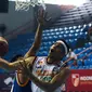 Pebasket Pelita Jaya, Dimas Aryo Dewanto (kanan) mencoba memasukkan bola ke jaring  Bimasakti saat laga Indonesia Basketball League 2015-2016 di Senayan, Jakarta, Rabu (13/1/2016). Pelita Jaya unggul 86-36. (Liputan6.com/Helmi Fithriansyah)