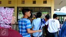 Pengunjung mengantri di loket pembelian tiket masuk tempat wisata Kebun Binatang Ragunan, Jakarta Selatan, Sabtu (18/7/2015). Diperkirakan pada libur Lebaran hari kedua ini, jumlah pengunjung mencapai sekitar 121 ribu orang. (Liputan6.com/Yoppy Renato)