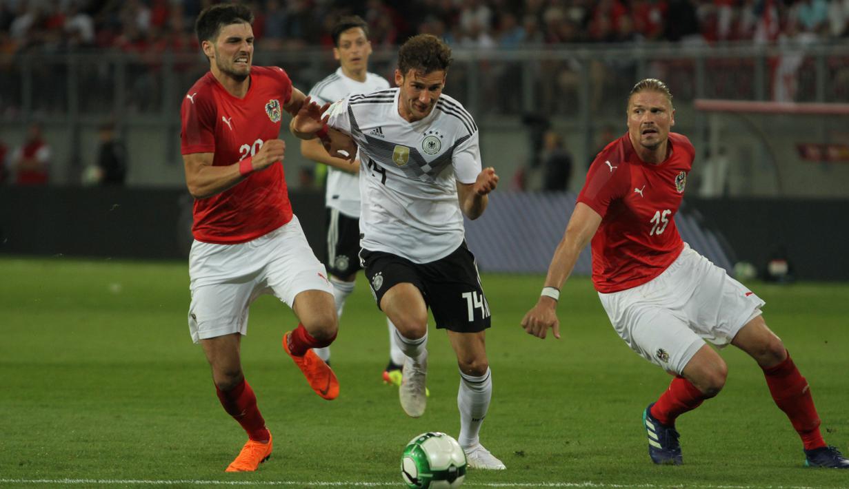 Gelandang Jerman, Leon Goretzka, berusaha melewati kepungan pemain Austria pada laga persahabatan di Stadion Woerthersee, Klagenfurt, Sabtu (2/6/2018). Austria menang 2-1 atas Jerman. (Bola.com/Reza Khomaini)