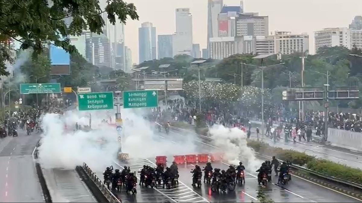 Sederet Dampak Gas Air Mata pada Saluran Pernapasan, Batuk hingga Tenggorokan seperti Tercekik