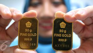 Perhari ini harga jual emas batangan Antam ukuran satu gram dibanderol di harga Rp 599.000 per gram, Jakarta, Senin (10/10). Sedangkan harga buyback emas atau pembelian kembali, naik Rp 1.000 menjadi Rp 525 ribu per gram. (Liputan6.com/Angga Yuniar)
