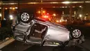 Sebuah mobil terbalik usai dihantam topan Jebi yang melanda Osaka, Jepang, Selasa (4/9). (JIJI PRESS/AFP)