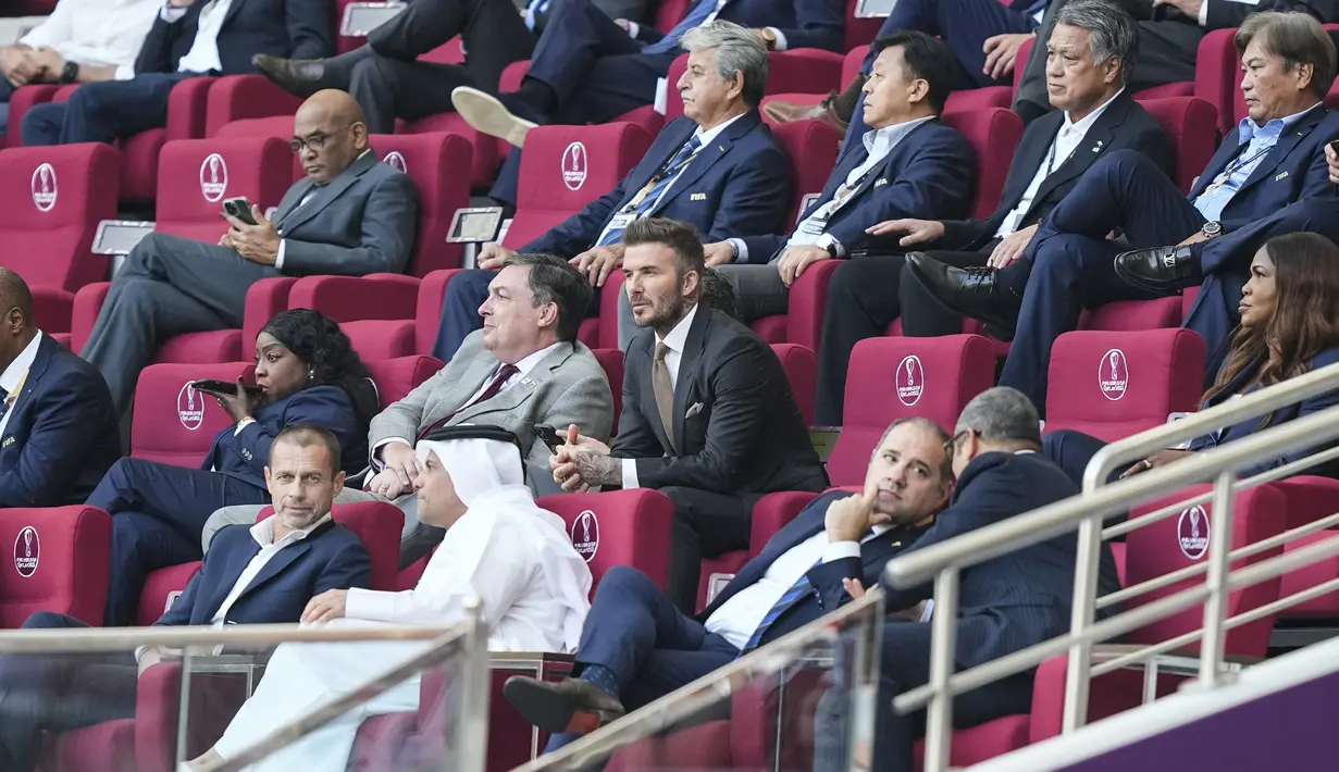 David Beckham saat menyaksikan pertandingan Grup B Piala Dunia Qatar 2022 antara Inggris dan Iran di Stadion Internasional Khalifa di Doha, Qatar, Senin (21/11/2022). Sebelumnya, Beckham   menyampaikan pesan sebelum kick off Piala Dunia 2022 di Qatar dimulai pada Minggu 20 November 2022. (AP Foto/Martin Meissner)