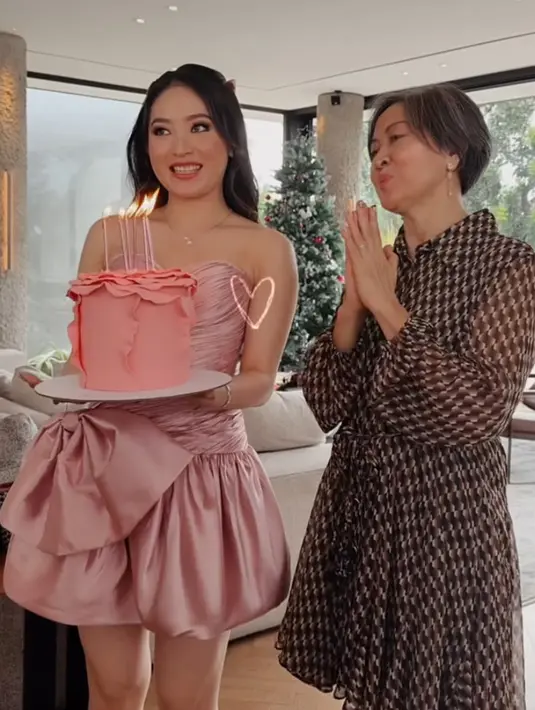 Natasha Wilona merayakan ulang tahun dengan makan siang bersama ibunda dan kerabatnya. Kali ini ia tampil dengan gaya baby doll di usia 27 tahun. [@felicyangelista_]