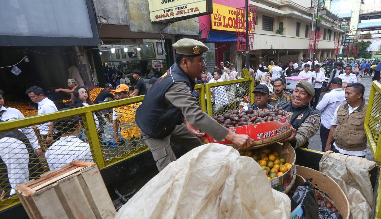 Diketahui, sesuai kesepakatan yang ditandatangani saat sosialisasi relokasi, para PKL berkomitmen untuk mengakhiri aktivitas perdagangan di lokasi tersebut pasca Idulfitri. Tampak dalam foto, personel Satpol PP Kota Bogor saat melakukan penertiban Pedagang Kaki Lima (PKL) di Eks Pasar Bogor, Jawa Barat, Rabu (25/3/2026). (merdeka.com/Arie Basuki)