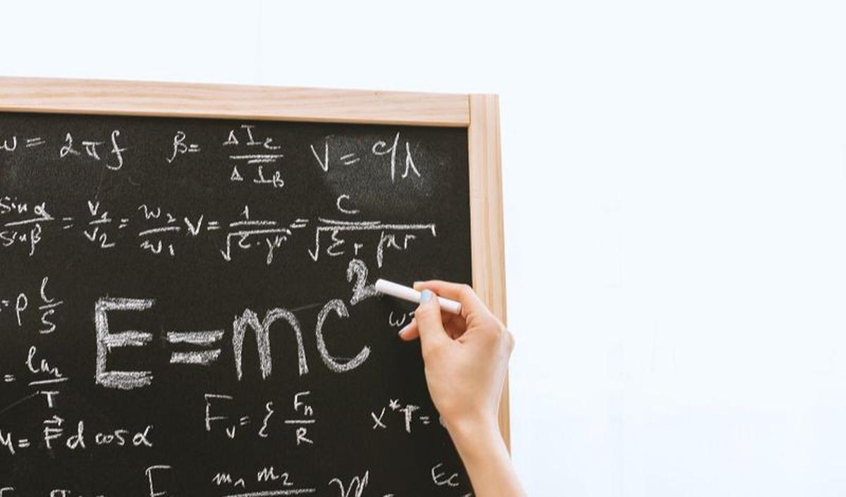 Adapun, hal mengejutkan lainnya adalah ketika ia duduk di bangku bangku sekolah. Einstein dianggap sebagai murid yang malas dan tidak pernah menunjukkan ketertarikannya terhadap pelajaran yang ada.