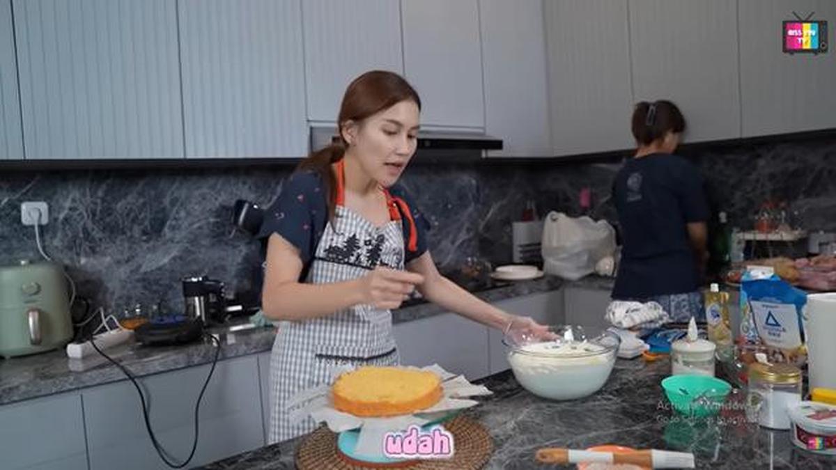 6 Potret Dapur Ayu Ting Ting di Rumah Jaksel, Desain Elegan dan Modern