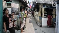 Aktivitas warga di perkampungan kumuh kawasan Semper, Cilincing, Jakarta, Selasa (12/10/2021). Data Badan Pusat Statistik (BPS) Provinsi DKI Jakarta per September 2021 mencatat, jumlah penduduk miskin di Ibu Kota mencapai 362 ribu jiwa. (merdeka.com/Iqbal S. Nugroho)