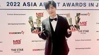 Kim Seon Ho membawa pulang empat piala di Asia Artist Awards (AAA) 2022. (dok. Instagram @kimseonho_staff.diary/https://www.instagram.com/p/CmHHGd3pZ47/)