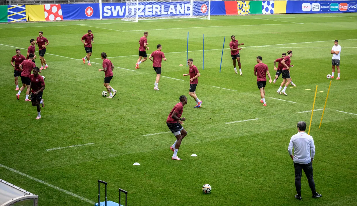 Pelatih Timnas Swiss, Murat Yakin mengaku timnya dalam kondisi prima saat menghadapi Italia nanti. (Fabrice COFFRINI / AFP)
