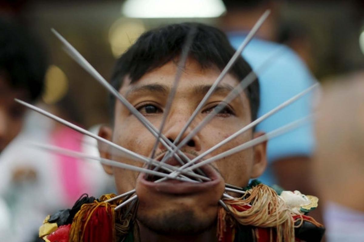 Festival debus ala Thailand ini bikin merinding