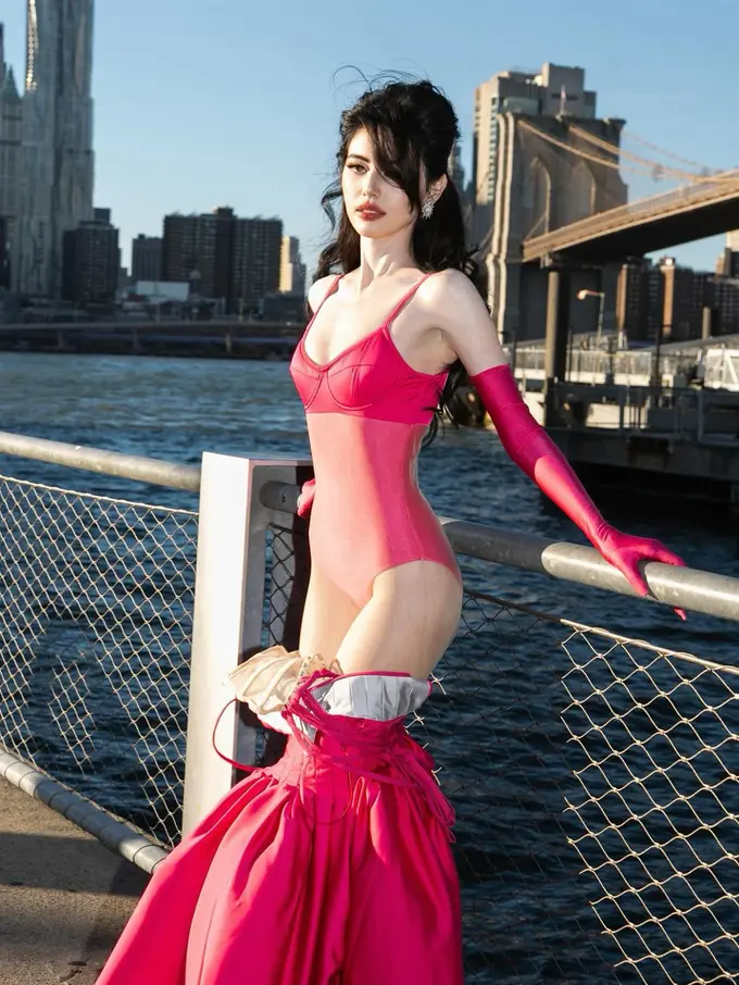 Davika Hoorne Tampil Bak Barbie di Victoria’s Secret Fashion Show 2025 dengan Bodysuit Pink dan Rok Mermaid