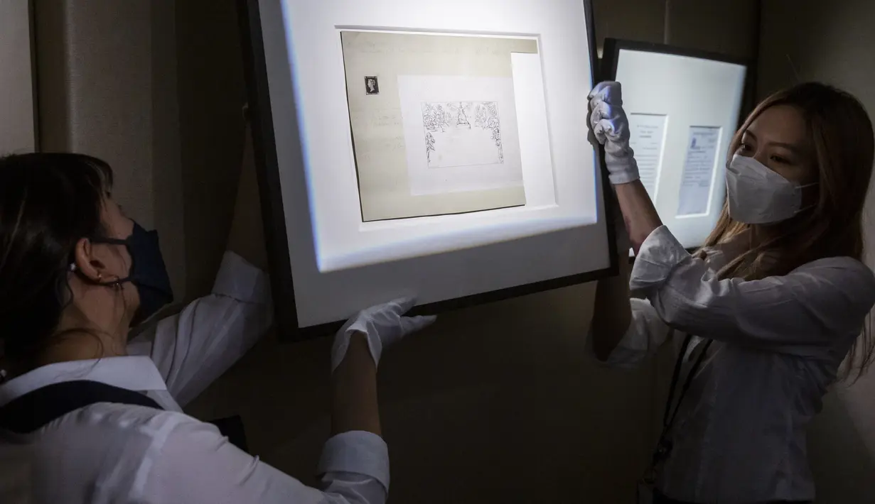 Petugas memegang bingkai dengan prangko pertama di dunia, Penny Black, menjelang pelelangannya, di Sotheby Hong Kong, Selasa (26/10/2021). Prangko ini pertama kali diterbitkan di Britania Raya pada tanggal 1 Mei 1840, tetapi baru digunakan secara resmi tanggal 6 Mei. (ISAAC LAWRENCE / AFP)