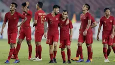Pemain Timnas Indonesia, Stefano Lilipaly, berdiskusi dengan Riko Simanjuntak usai melawan Filipina pada laga Piala AFF 2018 di SUGBK, Jakarta, Minggu (25/11). Kedua negara bermain imbang 0-0. (Bola.com/M. Iqbal Ichsan)