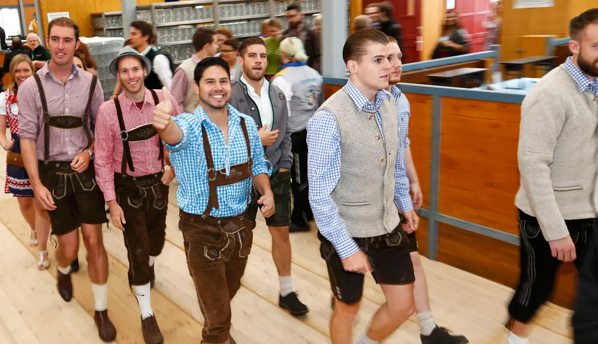 Pengunjung dengan pakaian tradisional Bavaria memasuki tenda saat pembukaan 182 Oktoberfest di Munich, Jerman (19/9/2015.) Jutaan peminum bir akan datang ke ibukota Bavaria selama dua minggu untuk 182th Oktoberfest. (REUTERS/Michaela Rehle)