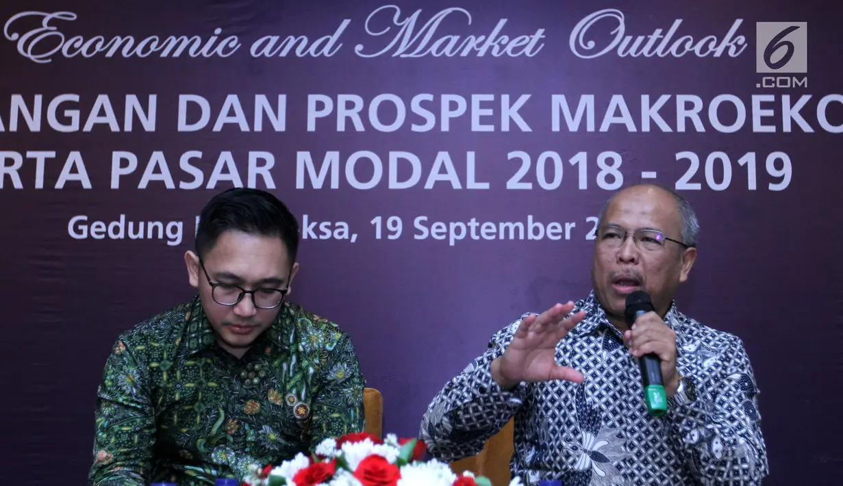 Head Of Economic Research Danareksa Research Institute Damhuri Nasution (kanan) saat diskusi Economic dan Market Outlook di Jakarta Rabu (19/9). Danareksa Sekuritas memproyeksikan  perekonomian dalam negeri di 2019 masih baik. (Liputan6.com)
