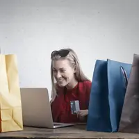 Sering salah pilih baju online? Yuk intip tipsnya berikut ini. (pexels:andreapiacquadio).