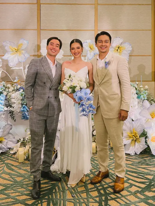 Sayangnya di acara pernikahan Mikha Tambayong dan Deva Mahenra, Vidi harus tampil solo. Mengenakan setelan jas bermotif kotak-kotak berwarna abu-abu yang serasi dengan celana panjangnya, Vidi tampil ganteng berpose di samping pengantin. Foto: Instagram.
