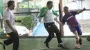 Menteri Tenaga Kerja Hanif Dhakiri berusaha merebut bola pada Turnamen BPJS Futsal Challenge 2017 di Planet Futsal, Kuningan, Jakarta, Minggu (12/11). Turnamen digelar dalam rangka HUT BPJS ke 40. (Liputan6.com/Fery Pradolo)