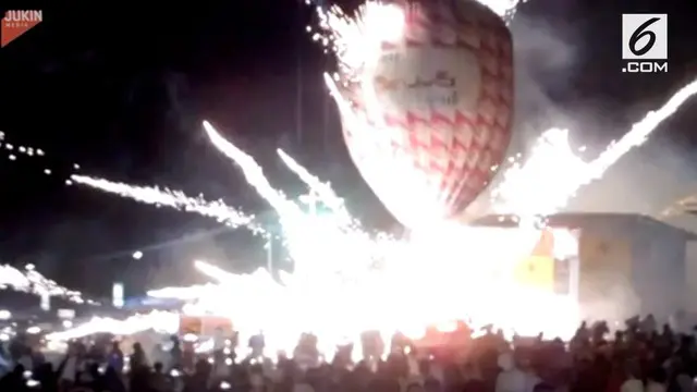 Detik-detik sebuah balon udara meledak di kerumunan saat festival lentera di Myanmar. Meledaknya balon udara karena gagal terbang tinggi.