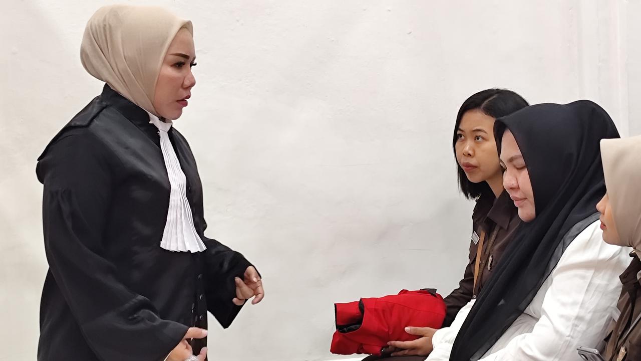 Lemas Duduk di Kursi Roda, Begini Potret Bos Skincare Mira Hayati Hadiri Sidang Dakwaan di PN Makassar