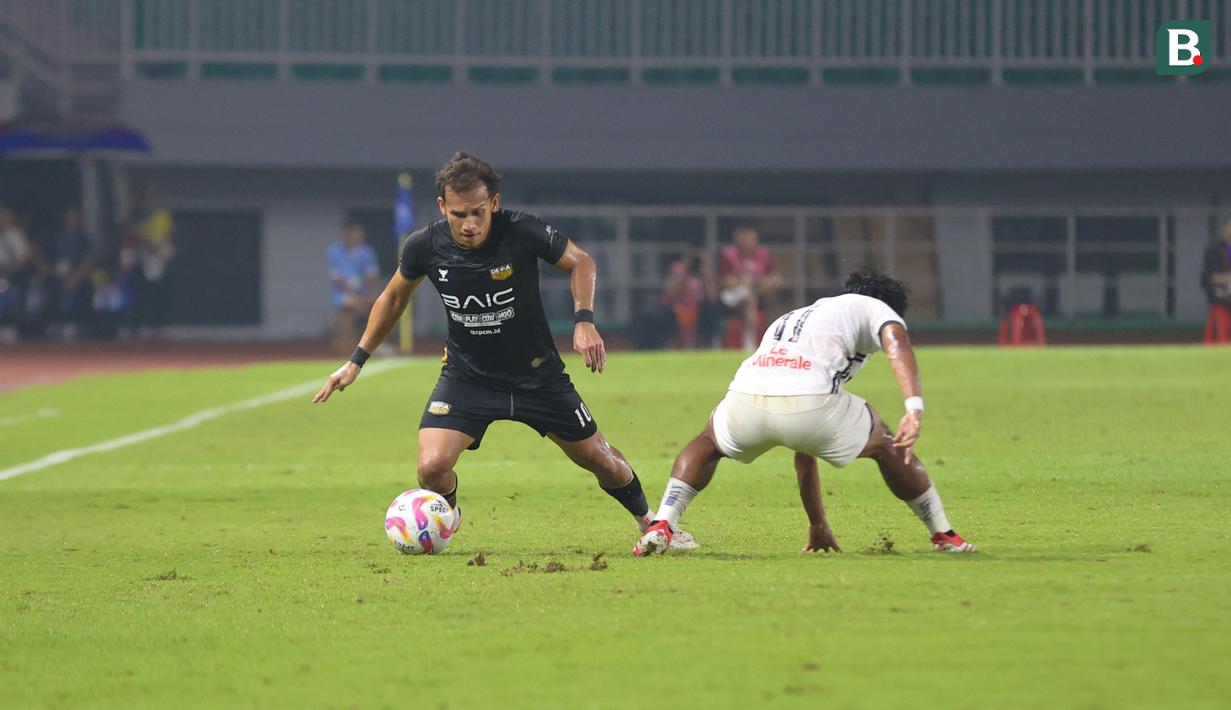 Aksi Egy Maulana Vikri yang mampu melewati dan membuat Firza Andika terpeleset dalam laga pekan ke-22 BRI Liga 1 2024/2025 Dewa United vs Persija Jakarta di Stadion Pakansari, Sabtu (8/2/2025). (Bola.com/Abdul Aziz)