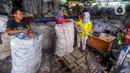 Tempat ini mendaur ulang sampah botol plastik dan pengepresan sampah botol plastik. (merdeka.com/Arie Basuki)