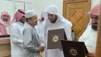 Hasan Tata Abas saat bersama para imam masjid Nabawi Madinah. (FOTO: Istimewa)