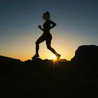 Olahraga teratur dan makanan yang sehat dapat membantu mengurangi insomnia (Foto: Venti Views/Unsplash)