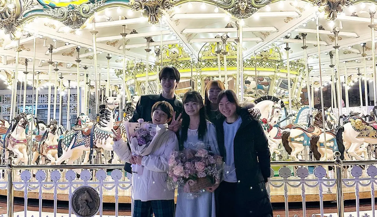 Melalui akun Instgaramnya, Ahn Bo Hyun membagikan foto-foto di balik layar drama See You in My 19th Life, serta foto perpisahan dengan para pemain dan staf.