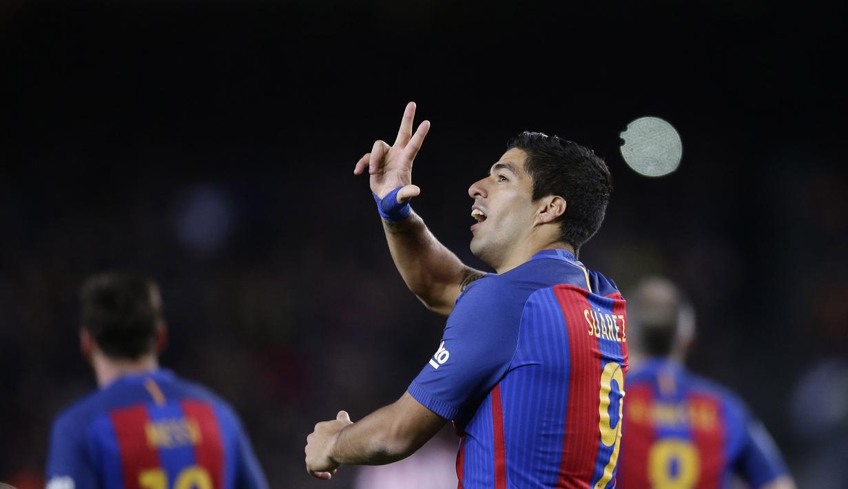 Luis Suarez menambah daftar penyerang Barcelona yang menjadi starting XI pada pekan ke-19 La Liga Spanyol karena penampilan gemilangnya saat melawan Eibar. (AP/Manu Fernandez)
