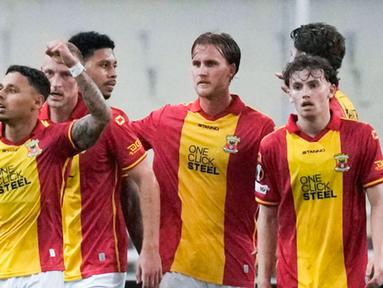 Pemain Go Ahead Eagles, Dean James, merayakan kemenangan atas Panathinaikos pada laga Liga Europa di Stadion Olimpiade Athena, Jumat (3/10/2025) dini hari WIB. (AP Photo/Thanassis Stavrakis)