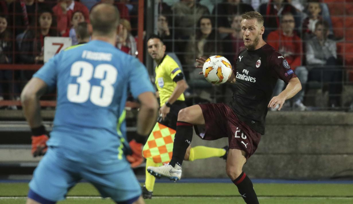Bek AC Milan, Ignazio Abate, mengontrol bola saat melawan F91 Dudelange pada laga Liga Europa di StadionJosy Bathel, Letzebuerg, Kamis (20/9/2018). AC Milan menang 1-0 atas F91 Dudelange. (AP/Olivier Matthys)