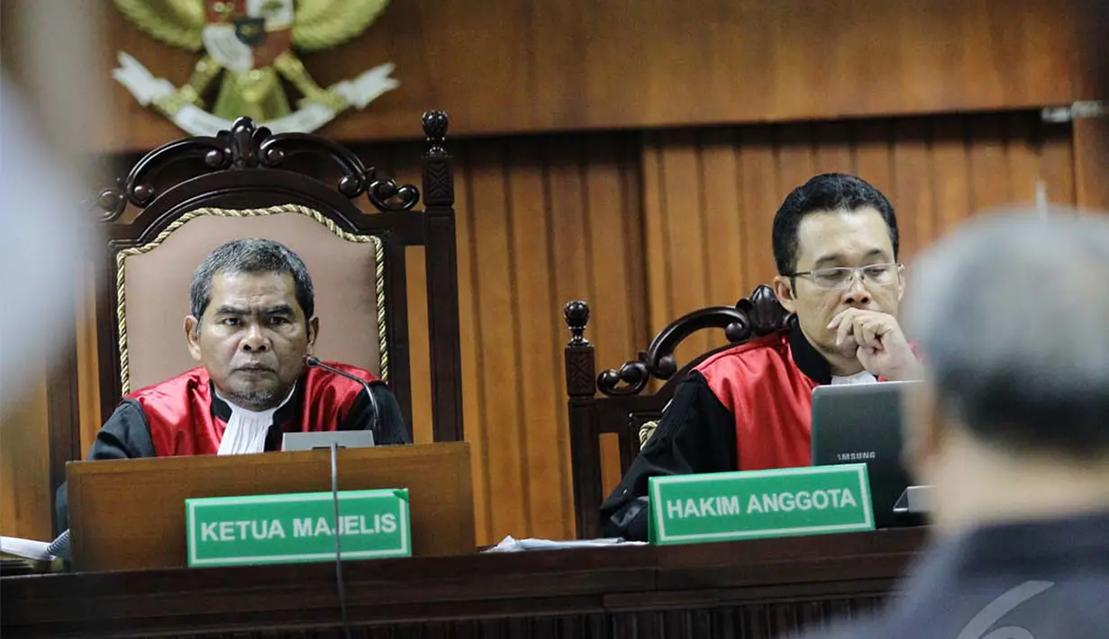 Mantan Ketua Mahkamah Konstitusi, Akil Mochtar, diduga memiliki dua kartu keluarga (KK), Pengadilan Tipikor Jakarta, Kamis (5/6) (Liputan6.com/Faizal Fanani).