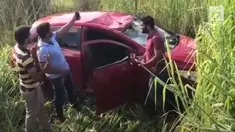 Tiga pemuda yang baru saja selamat dari sebuah kecelakaan malah berjoget di lokasi kejadian.