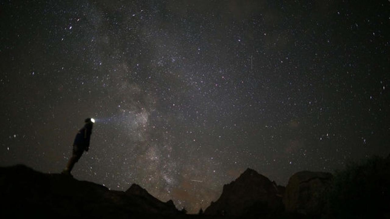 Keindahan hujan meteor berpadu Galaksi Bima Sakti hiasi langit dunia
