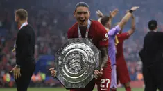 Pemain Liverpool, Darwin Nunez merayakan kemenangan timnya sambil membawa trofi Community Shield 2022/2023 usai mengalahkan Manchester City 3-1 di King Power Stadium, Sabtu (30/07/2022). (AP/Leila Coker)