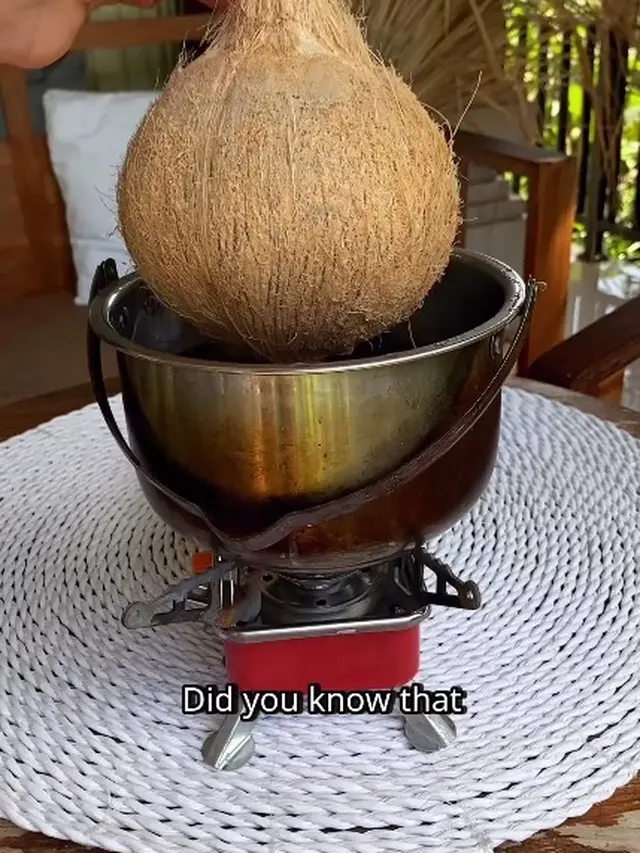 Hanya dengan 1 Bahan Dapur, Begini Cara Lepaskan Daging Kelapa Tanpa Usaha Ekstra