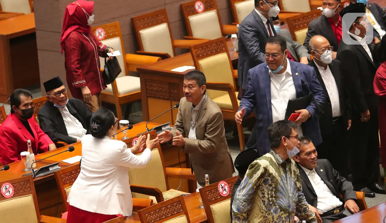 Anggota DPR RI bersalaman sebelum mengikuti pembukaan Rapat Paripurna Pembukaan Masa Persidangan V Tahun Sidang 2021-2022 di Nusantara II, Kompleks Parlemen MPR/DPR-DPD, Senayan, Jakarta, Selasa (17/5/2022). Rapat paripurna hari ini menandakan DPR kembali aktif bersidang setelah selesai menjalani masa reses. Hadir 76 anggota yang secara fisik, 252 secara virtual dan izin 5 anggota. Sehingga total kehadiran rapat paripurna hari ini adalah 333 dari 575 anggota DPR. (Liputan6.com/Angga Yuniar)