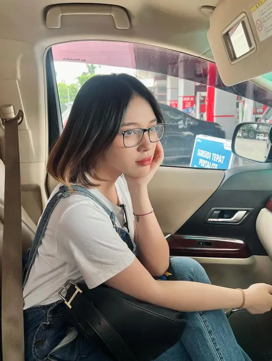 Berpose topang dagu tanpa senyum tak mengurangi pesona bintang web series Mimpiku Jadi Nyata ini. Bukan kali pertama, Anneth pernah tampil dengan gaya rambut pendek pada tahun 2022. Namun perbedannya, pada tahun 2022 Anneth tampil dengan gaya rambut pendek sebahu dan tahun 2024 tampil dengan gaya rambut bondol atau rambut yang sangat pendek. (Liputan6.com/IG/@anneth.dlc)