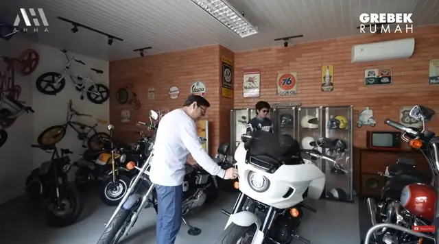 Potret Garasi Rumah Andre Taulany/Youtube Atta Halilintar